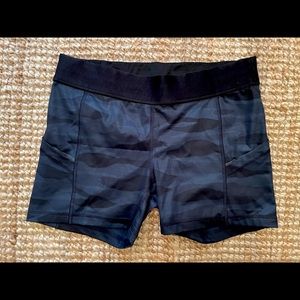 Size 4 Lululemon bike shorts with pockets
